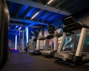 ¿Cómo reduce las bajas de socios un gimnasio con automatización e IA?