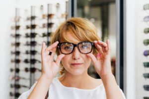 ¿Cómo recuerda una óptica las revisiones y renovaciones de gafas con IA?