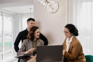 ¿Cómo captan y califican leads los agentes de IA en inmobiliarias?