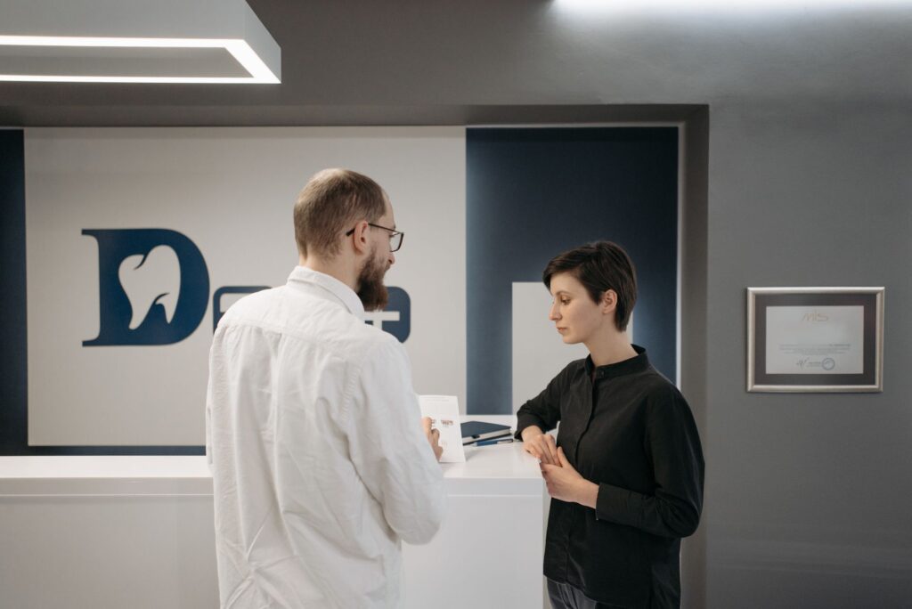 ¿Cómo automatizar la recepción y las citas de una clínica dental con IA?