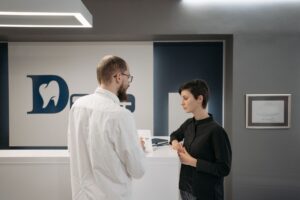 ¿Cómo automatizar la recepción y las citas de una clínica dental con IA?