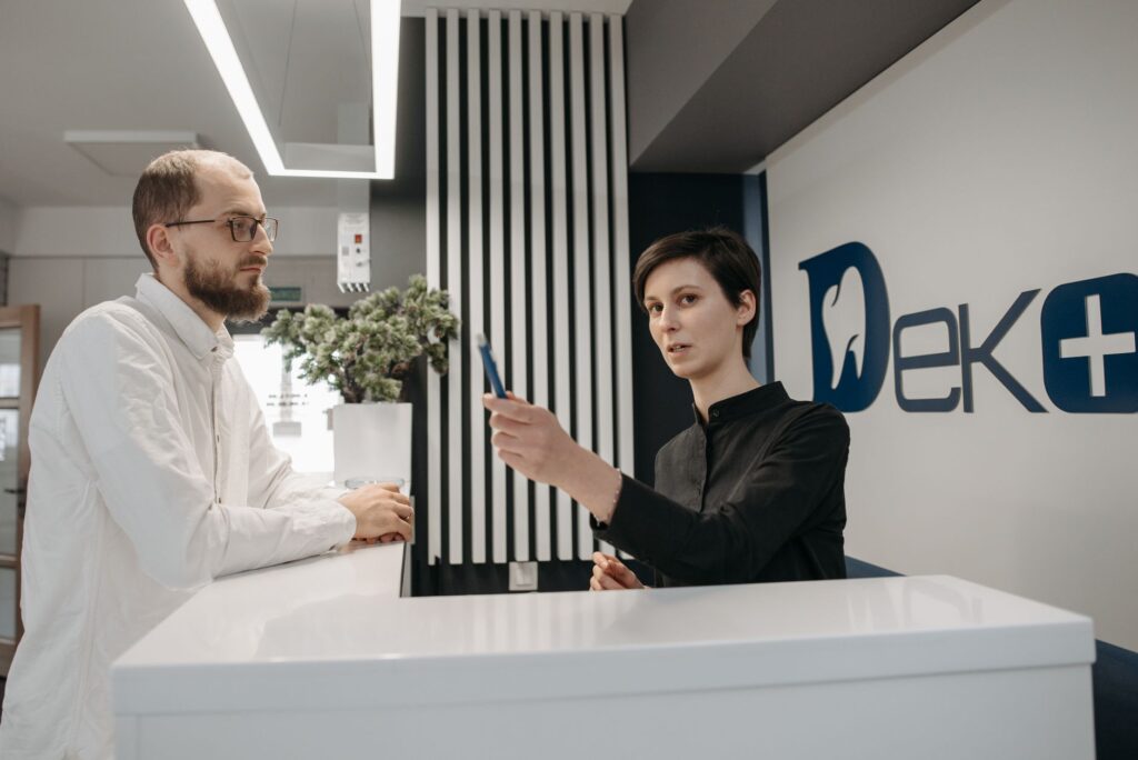 ¿Cómo automatizar la recepción y las citas de una clínica dental con IA?