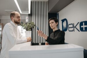 ¿Cómo automatizar la recepción y las citas de una clínica dental con IA?