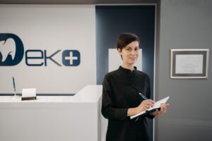 ¿Cómo automatizar la recepción y las citas de una clínica dental con IA?
